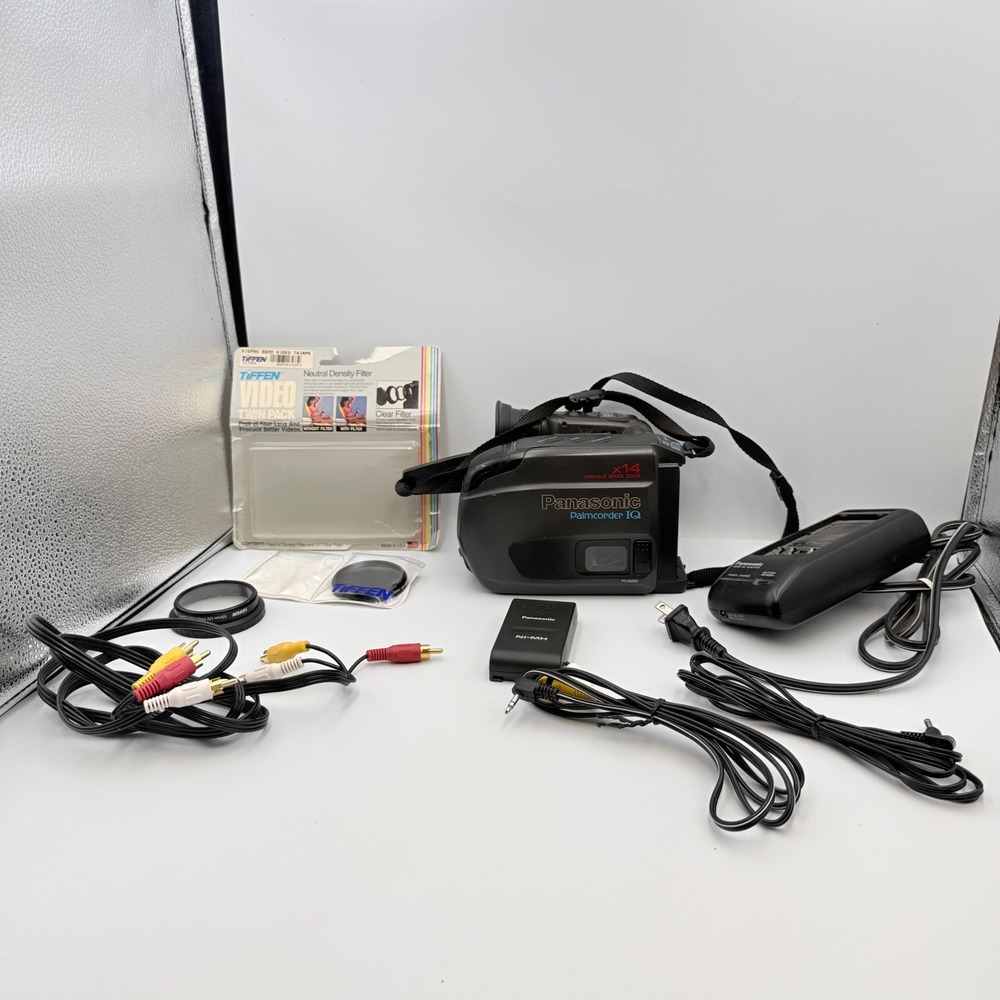 Panasonic Palmcorder IQ PV-IQ205 VHS-C Camcorder x14 Zoom Bundle UNTESTED
